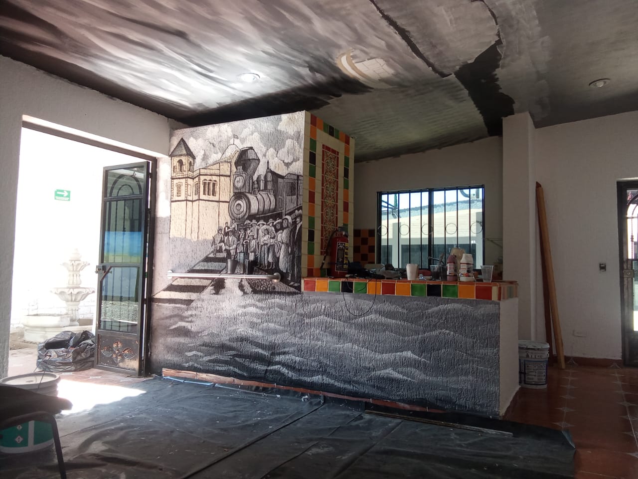 Mural de tren histórico integrado a la arquitectura