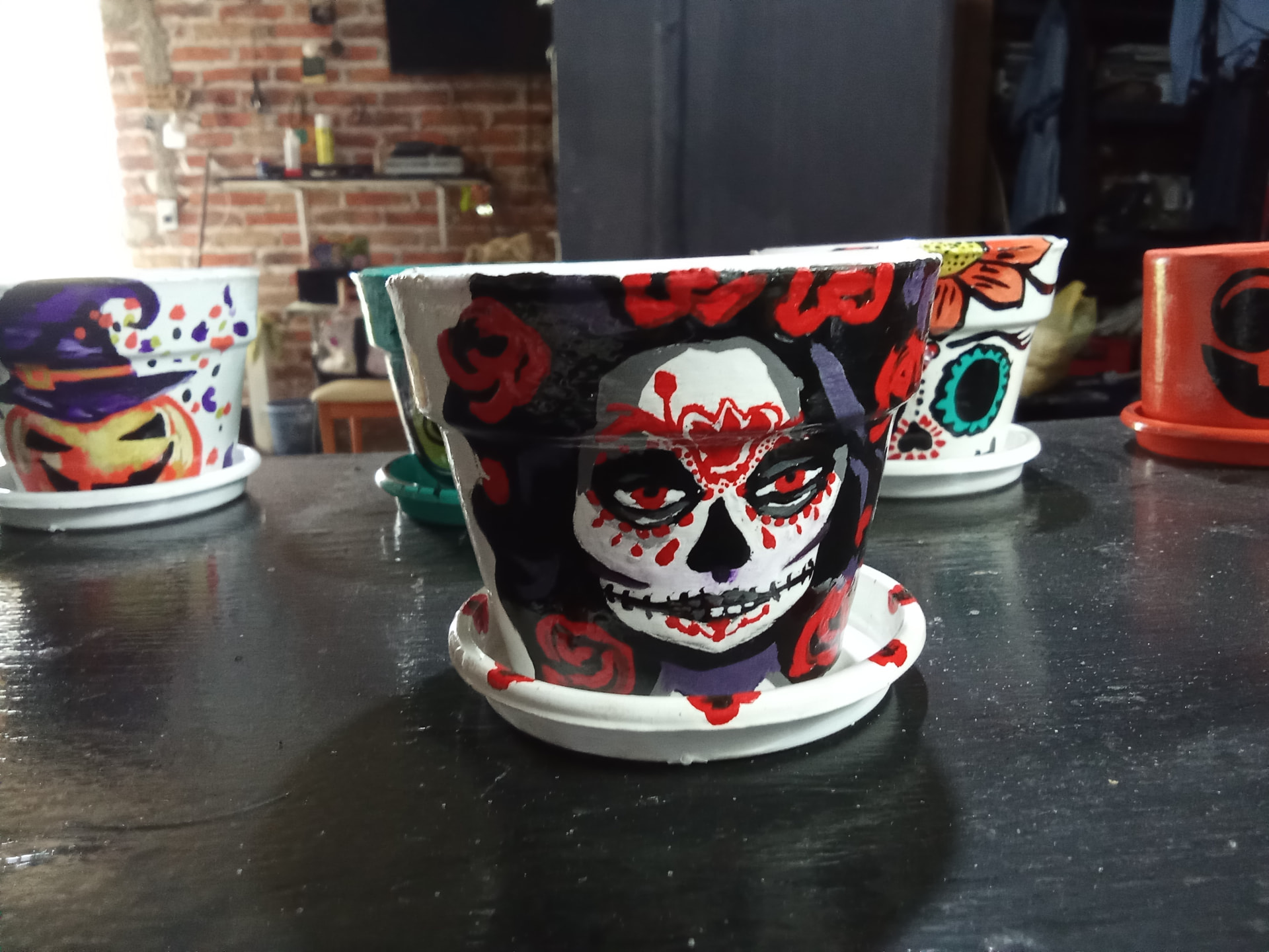 Maceta pintada con catrina y rosas rojas